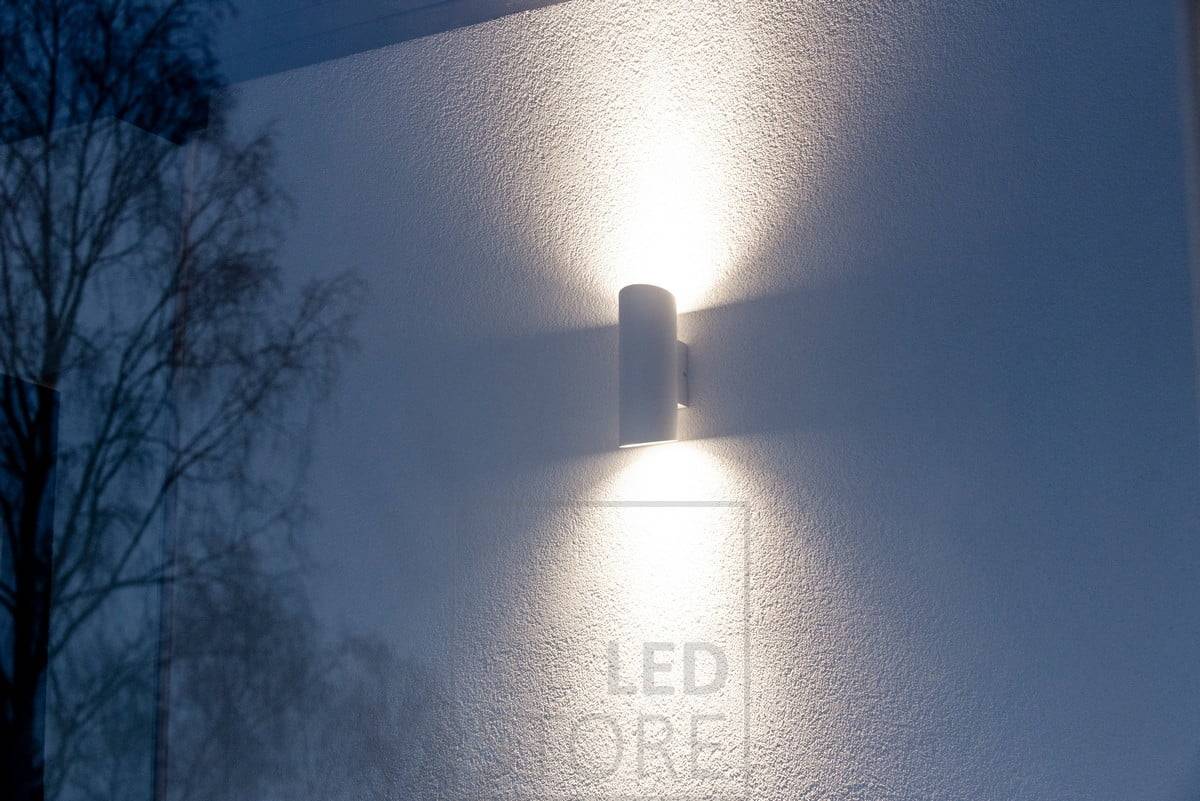 Oboustranně osvětlená nástěnná lampa Viisto 2 pro venkovní použití. Ledstore.fi